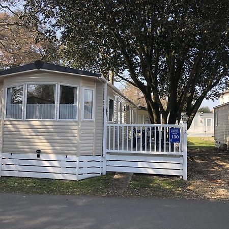 Mudeford Beach Lodge Bagian luar foto