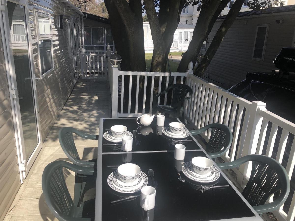 Mudeford Beach Lodge Bagian luar foto