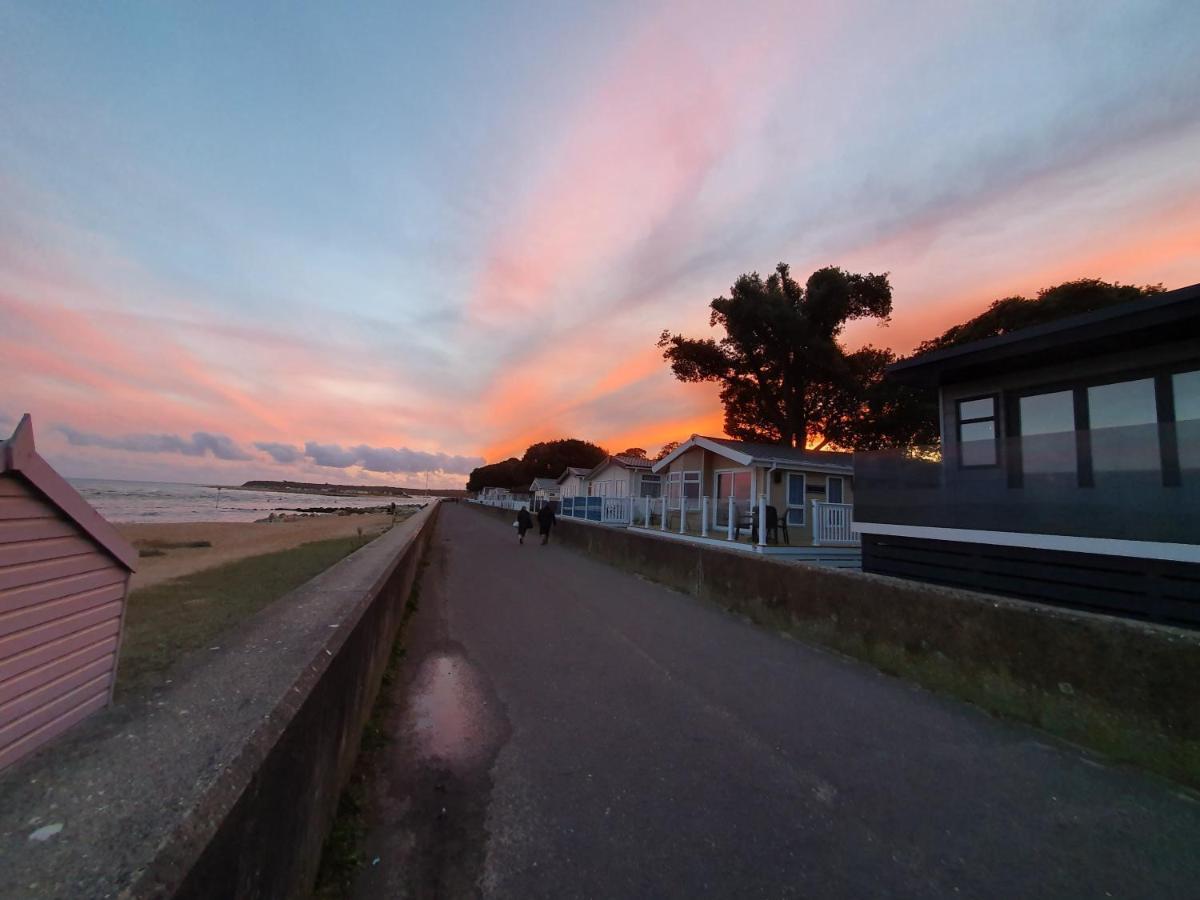 Mudeford Beach Lodge Bagian luar foto